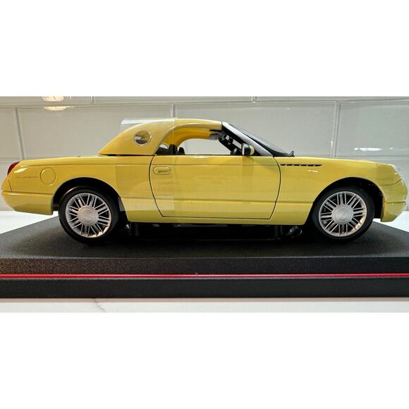 Maisto Yellow Thunderbird Show Car, Premiere Collection, 1:18 Scale - Picture 6 of 10